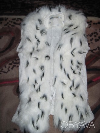 Женская жилетка из искусственного меха спереди, вязка сзади. . фото 1