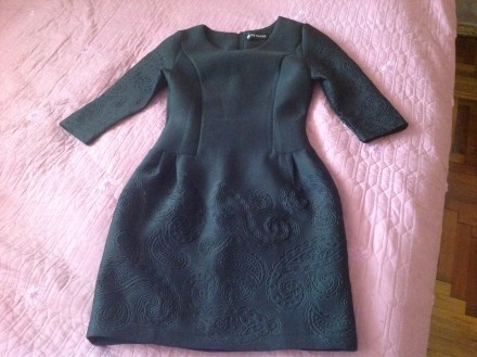 Очень красивое платье, ткань дайвинг, размер М. Чёрного цвета, рукав три четверт. . фото 2