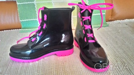 ботинки резиновые новые вид лакированной обуви, на дождь и слякоть, ножки в моде. . фото 1