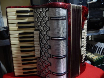Немецкий аккордеон  ¾   80 басов сделан на  фабрике weltmeister в Клнгентале. Со. . фото 2