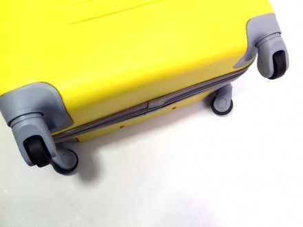 Чемодан дорожный на четырех колесах пластиковый среднего размера желтого цвета ф. . фото 6