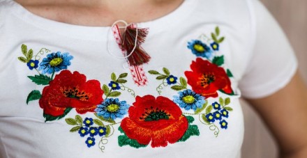 Жіночі вишиті футболки оздоблені яскравим квітковим візерунком на білому тлі.
М. . фото 3