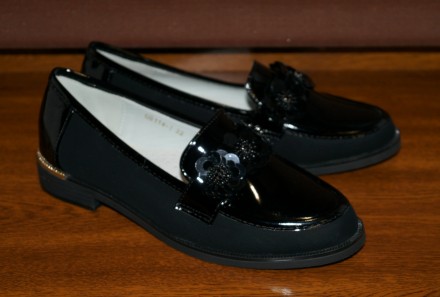 Роскошные черные демисезонные туфельки для девочки. Красиво и аккуратно смотрятс. . фото 2