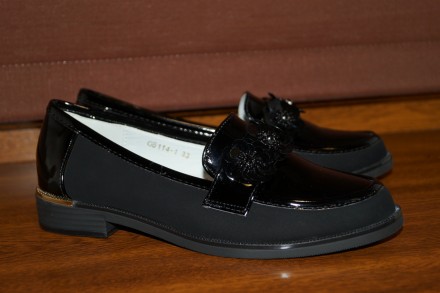 Роскошные черные демисезонные туфельки для девочки. Красиво и аккуратно смотрятс. . фото 3