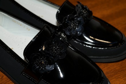 Роскошные черные демисезонные туфельки для девочки. Красиво и аккуратно смотрятс. . фото 5