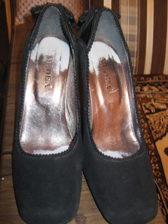 Продам туфли замшевые фирмы Medea, цвет черный, фото не передает. Снаружи в идеа. . фото 3