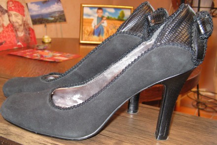 Продам туфли замшевые фирмы Medea, цвет черный, фото не передает. Снаружи в идеа. . фото 2