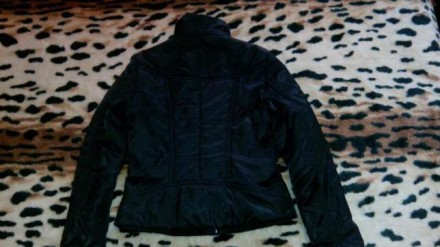 Отличная курточка насыщенного черного цвета хорошего качества в хорошем состояни. . фото 2