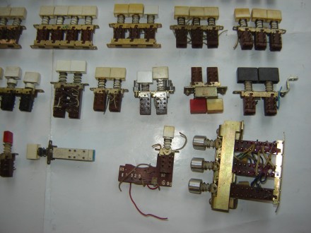 30 шт. переключатели от старой радиотехники и приборов в сборе с кнопками, б/у и. . фото 10
