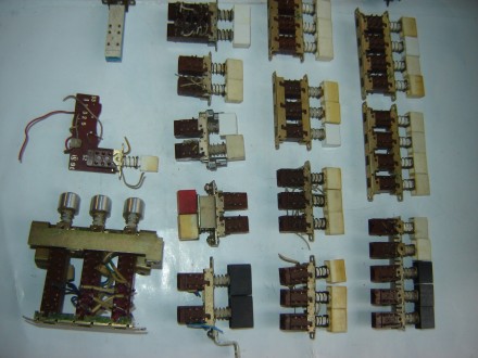 30 шт. переключатели от старой радиотехники и приборов в сборе с кнопками, б/у и. . фото 5