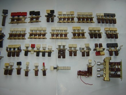 30 шт. переключатели от старой радиотехники и приборов в сборе с кнопками, б/у и. . фото 2