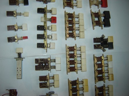 30 шт. переключатели от старой радиотехники и приборов в сборе с кнопками, б/у и. . фото 4