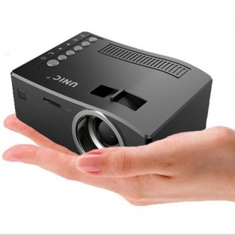 Маленький и удобный мини видео проектор, который можно переносить с собой в карм. . фото 7