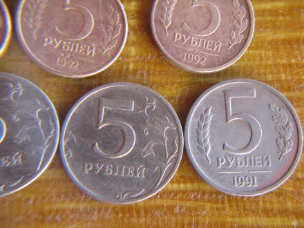 продам монеты номиналом 5 рублей 1992 года 20 штук магнитные с буквой -Л. 13 шту. . фото 3