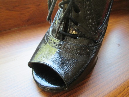 Классные лаковые босоножки с открытым носком, на шнуровке. Размер 38, по стельке. . фото 5