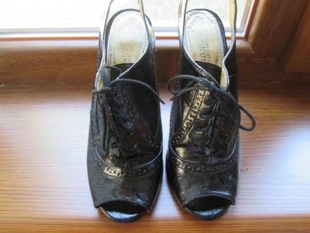 Классные лаковые босоножки с открытым носком, на шнуровке. Размер 38, по стельке. . фото 3