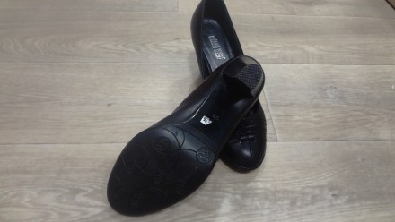 Кожанные туфли Итальянской фирмы Rosario Rosso.
Натуральная кожа внутри и снару. . фото 9