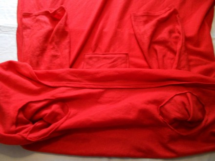 Легкий красный плед с рукавами и карманом
Мягусенький, теплый, приятный на ощуп. . фото 4