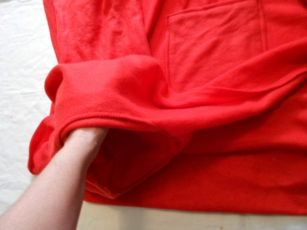 Легкий красный плед с рукавами и карманом
Мягусенький, теплый, приятный на ощуп. . фото 5