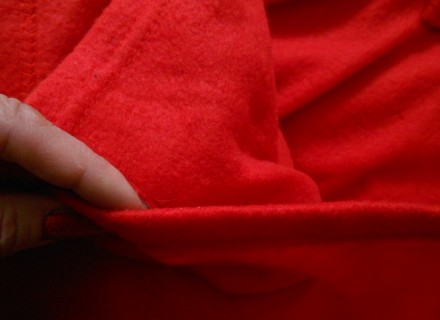 Легкий красный плед с рукавами и карманом
Мягусенький, теплый, приятный на ощуп. . фото 6