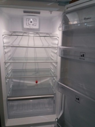 Двухкамерный очень тихий и экономный встраиваемый холодильник капельного типа .L. . фото 6