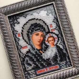 Икона КАЗАНСКОЙ Божией Матери вышитая чешским бисером и оформленная в багетной м. . фото 3