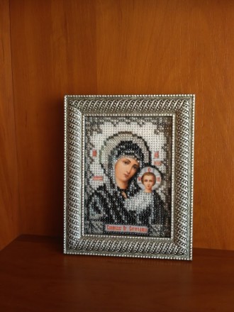 Икона КАЗАНСКОЙ Божией Матери вышитая чешским бисером и оформленная в багетной м. . фото 8