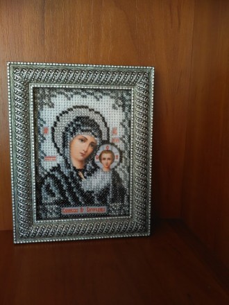 Икона КАЗАНСКОЙ Божией Матери вышитая чешским бисером и оформленная в багетной м. . фото 9
