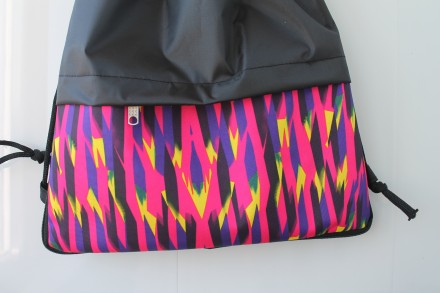 Яркий рюкзак для сменки с разноцветным принтом.
Характеристика: 
Качественная . . фото 4