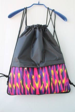 Яркий рюкзак для сменки с разноцветным принтом.
Характеристика: 
Качественная . . фото 3