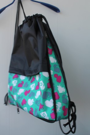 Яркий рюкзак для сменки с разноцветным принтом.
Характеристика: 
Качественная . . фото 6