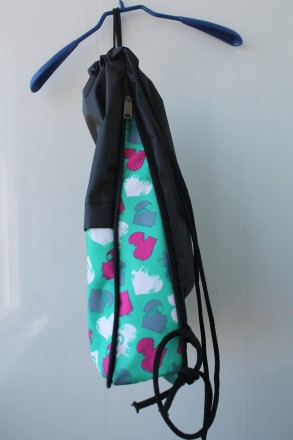 Яркий рюкзак для сменки с разноцветным принтом.
Характеристика: 
Качественная . . фото 5
