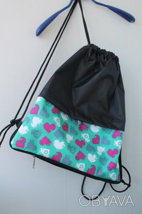 Яркий рюкзак для сменки с разноцветным принтом.
Характеристика: 
Качественная . . фото 1