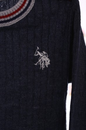 Свитер поло для мальчика вязанный
Вязанный свитер для мальчика со светлыми принт. . фото 4