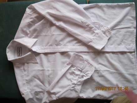продам мужскую рубашку белого цвета, с вышивкой, одевалась несколько раз. покупа. . фото 2