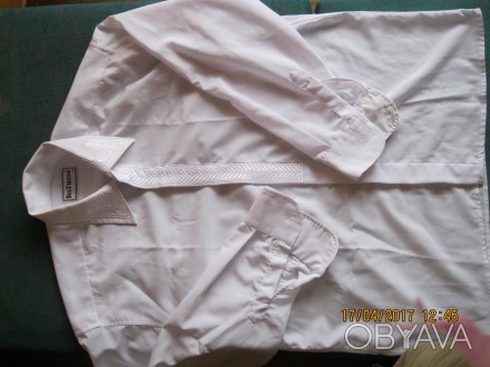 продам мужскую рубашку белого цвета, с вышивкой, одевалась несколько раз. покупа. . фото 1