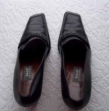 Классические кожаные туфли на толстом устойчивом каблуке знаменитого швейцарског. . фото 3