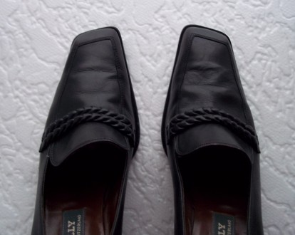 Классические кожаные туфли на толстом устойчивом каблуке знаменитого швейцарског. . фото 4