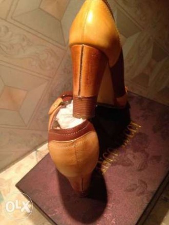 продам новые ,очень красивые туфли комбинированные коричневые с светло коричневы. . фото 3