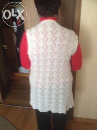 продам новую (одета один раз) вязаную фирменную белую жилетку с красивым узором . . фото 5
