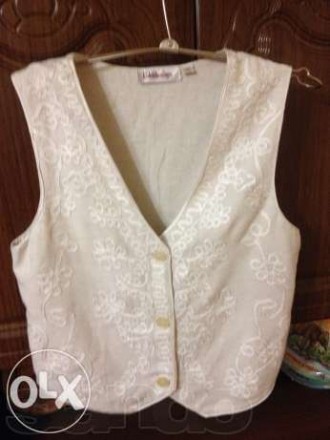продам новую (одета один раз) вязаную фирменную белую жилетку с красивым узором . . фото 6