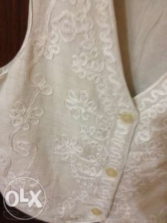 продам новую (одета один раз) вязаную фирменную белую жилетку с красивым узором . . фото 7