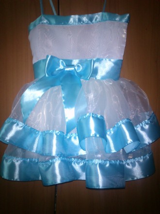Новогоднее  детское платье белое с голубой лентой.. . фото 2