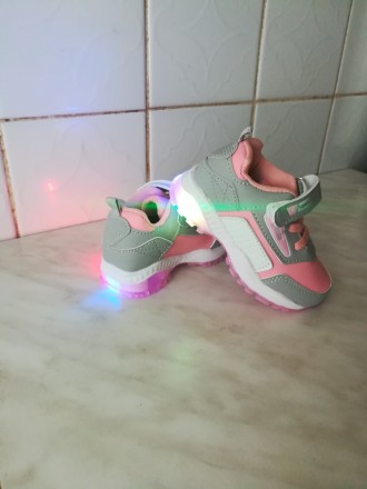 Детские кроссовки со светящейся подошвой бренда BBT для девочек. Кожаная стелька. . фото 2