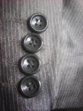 Однобортный мужской костюм двойка, с тремя пуговицами; лацканы скошены, две шлиц. . фото 3