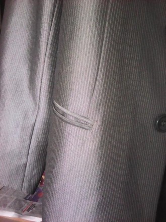 Однобортный мужской костюм двойка, с тремя пуговицами; лацканы скошены, две шлиц. . фото 6