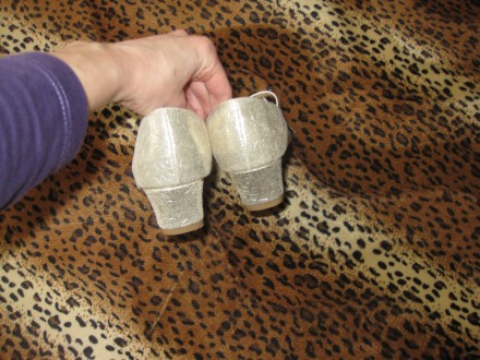 Продам шикарные новые туфельки на каблучке с Италии. Цвет слоновой кости с позол. . фото 7