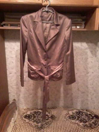 Шикарный пиджак ,б/у, в отличном состоянии.Состав ткани -54% полиестр,43% коттон. . фото 2