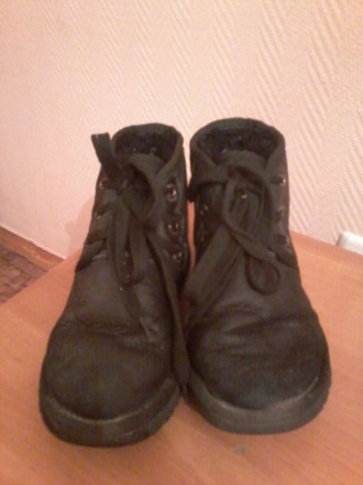Ботинки-угги, б/у,зима, черные на шнурках,размер 40,состояние  удовлетворительно. . фото 4
