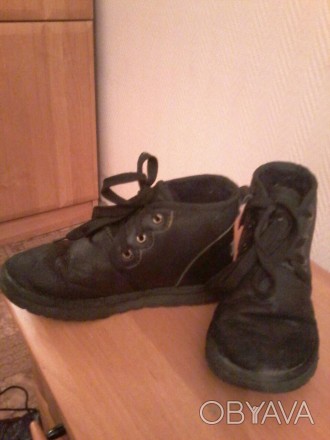 Ботинки-угги, б/у,зима, черные на шнурках,размер 40,состояние  удовлетворительно. . фото 1